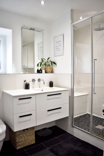 home staging salle d'eau black & white - mareen interior design